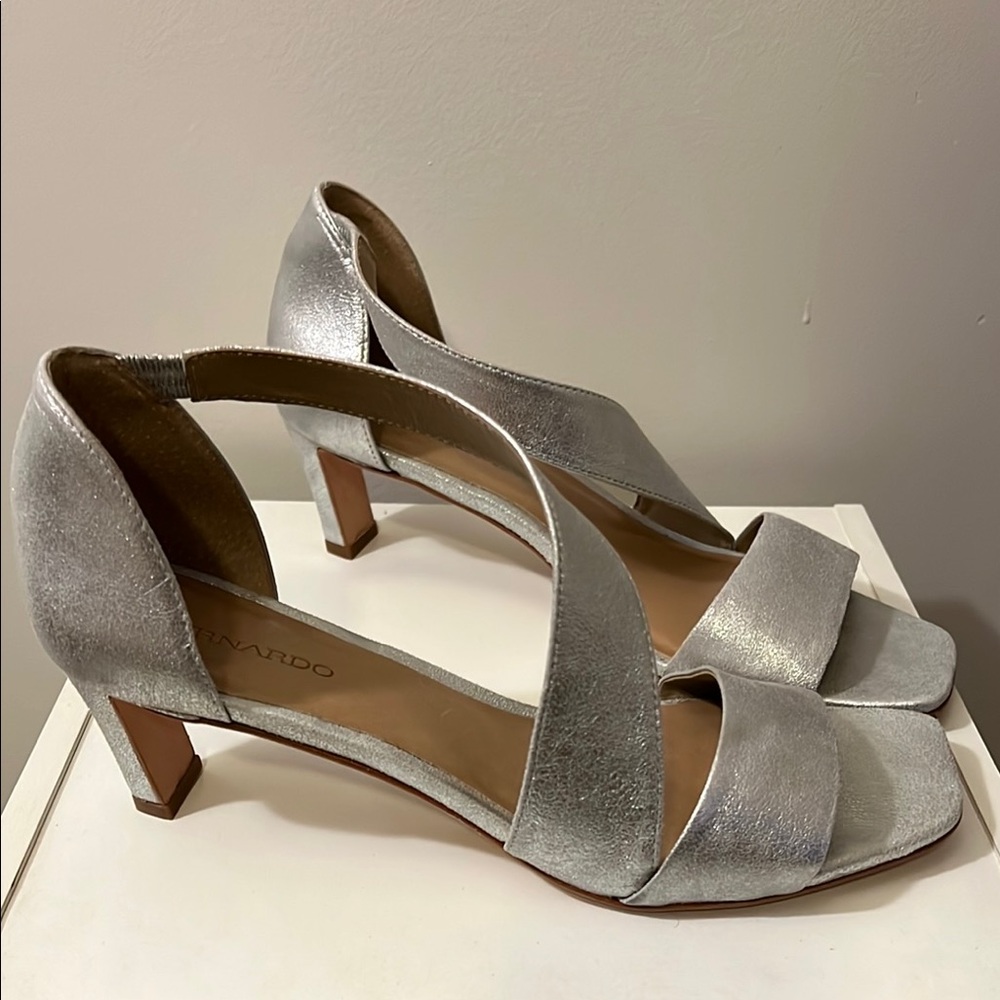 NIB Bernardo Camillo Suede Crossover Sandals